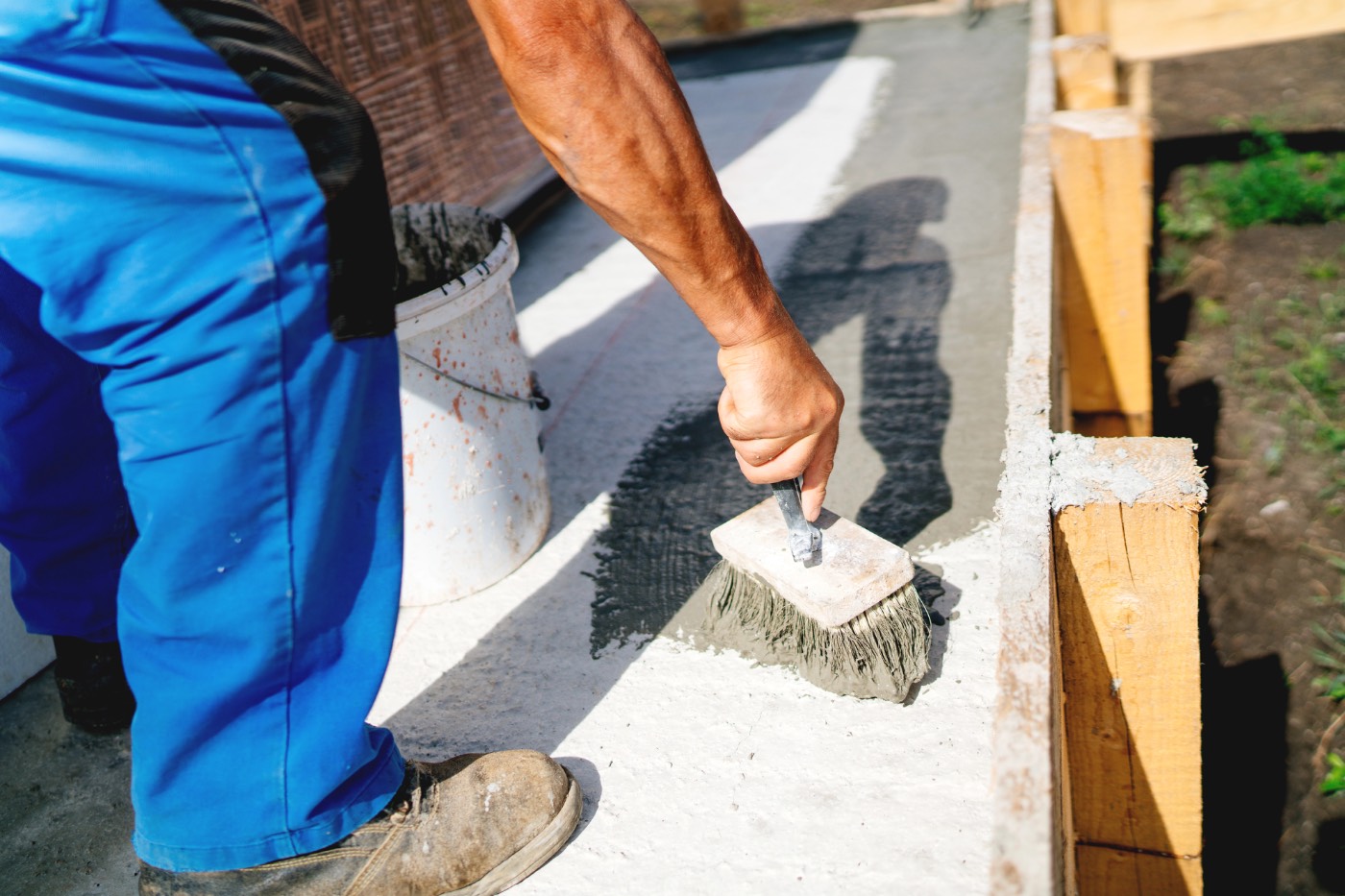 Concrete finisher smoothing a slab for a concrete contractor in Winder, GA